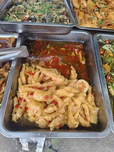 美味无骨鸡爪在餐盘中