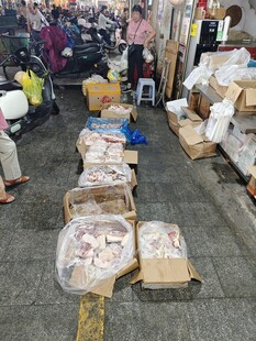 仓库内堆放的货物包裹