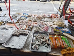 街头售卖的多样小吃摊