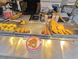 厨房内的多样食材摆放
