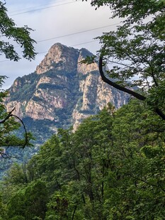 泰山青山环绕的巍峨山峰