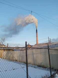 工厂烟囱排放滚滚白烟