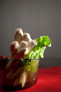 玻璃碗中的鲜蘑菇与生菜