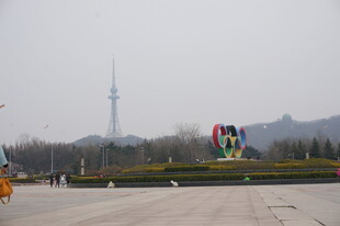 城市广场远景与多彩雕塑