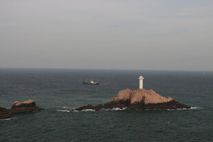 海上灯塔屹立于礁石之上