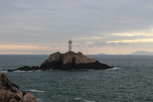 海上孤灯塔 暮色中的守望