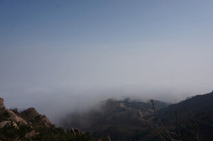 山间云雾缭绕美景