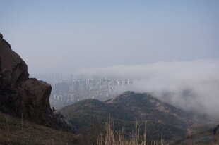 山巅云海壮丽景观