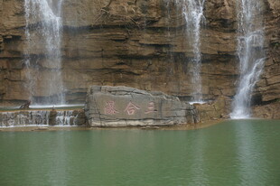 山间瀑布下的静谧水域