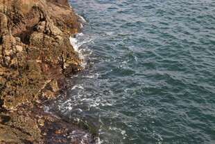 海边嶙峋岩石与波动海水