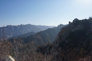 壮丽山景 连绵山脉与蓝天