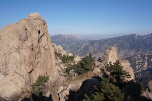 巍峨山峰景色壮丽