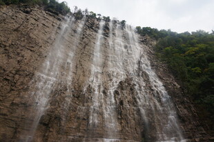 壮观瀑布垂挂山间