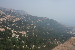 山峦叠翠的壮美自然景观