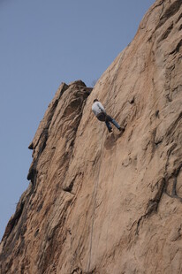 攀岩者挑战陡峭岩壁