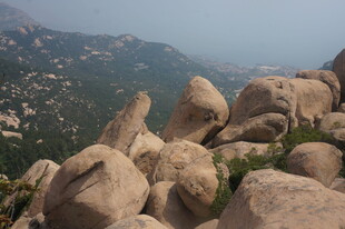 山间奇形巨石景观