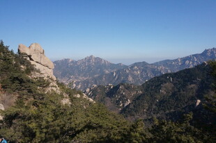 壮丽山景中的古老建筑
