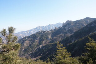 壮丽山景 绿意盎然的山脉