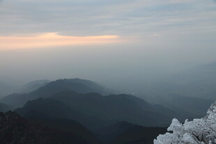 雾霭山峦间的朦胧景致