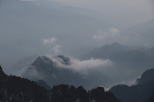 云雾缭绕的壮美山峦