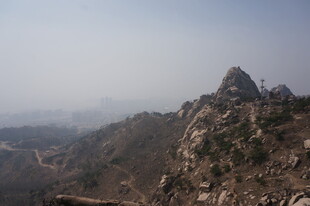 巍峨山峦景色壮丽