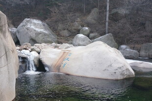 山间巨石旁的潺潺流水