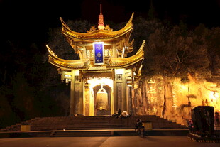 夜晚中式古亭璀璨灯火