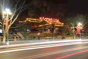 城市夜景中的璀璨灯光建筑