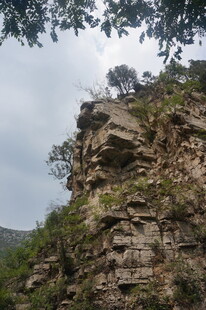 陡峭嶙峋的岩石山峰