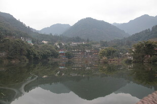 山水相依的宁静村落