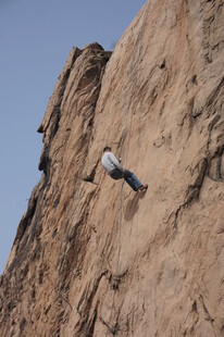 攀岩者挑战陡峭岩壁