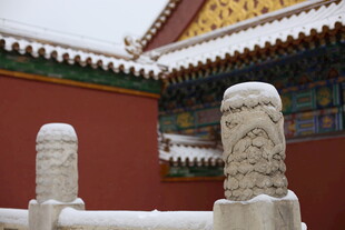 故宫雪景中的石栏杆与红墙
