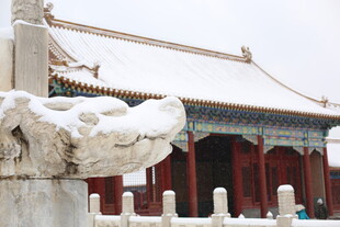 故宫雪景中的精美石雕