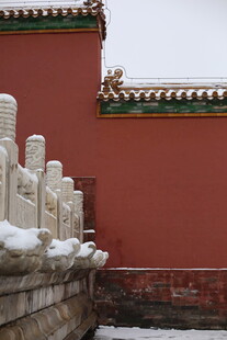 红墙雪景下的中式建筑构件