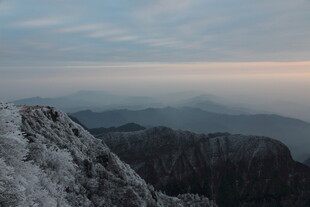 山巅云海壮丽景致