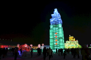 璀璨冰雕夜景吸引众多游客