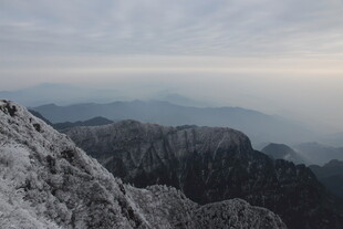 雪覆山峦的壮阔景致