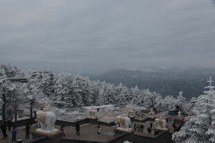 雪覆山林中的村落景观