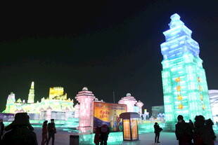 梦幻冰雕夜景吸引众人