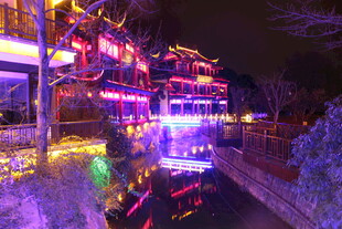 古街夜景 灯火璀璨映水色