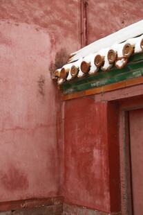 红墙屋檐上的金色装饰