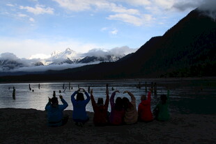湖畔人群赏景美好瞬间