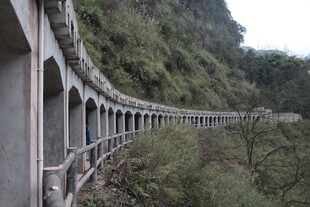 蜿蜒山间高架桥