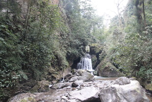 山林间的潺潺瀑布景观