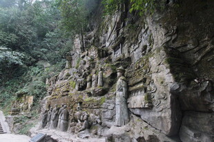 山间石刻佛像景观