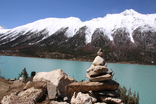 雪山湖畔的石堆景观
