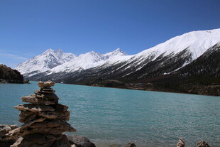 雪山湖畔的石堆景观