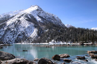雪山下的碧绿湖泊美景