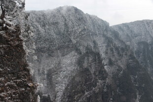 险峻高山峭壁景观