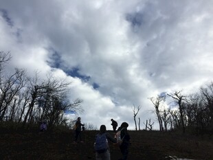 漫步云端的户外徒步者